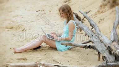 一个忙碌的年轻女子正在用一台手提电脑，手里<strong>拿</strong>着商业文件，<strong>拿起</strong>一个<strong>电话</strong>，坐着打<strong>电话</strong>